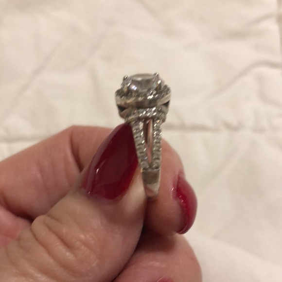 Halo engagement ring - Picture 3 of 5